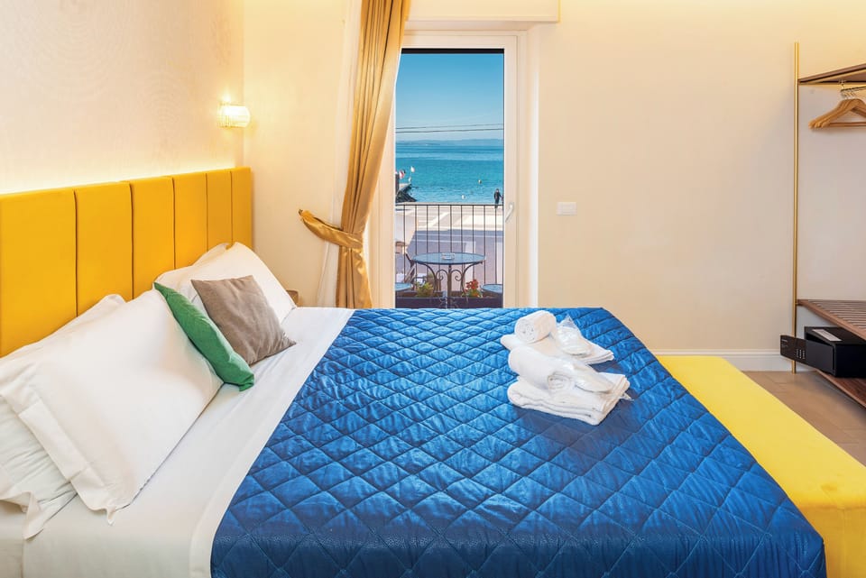 Junior Double Room, Balcony | Hypo-allergenic bedding, minibar, in-room safe, individually furnished