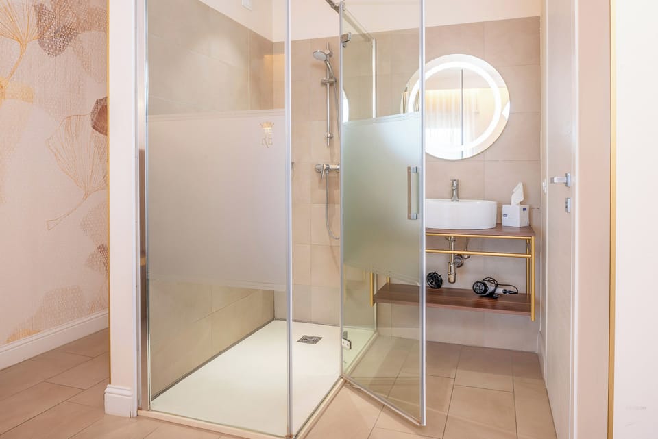 Junior Double Room | Bathroom | Shower, rainfall showerhead, free toiletries, hair dryer