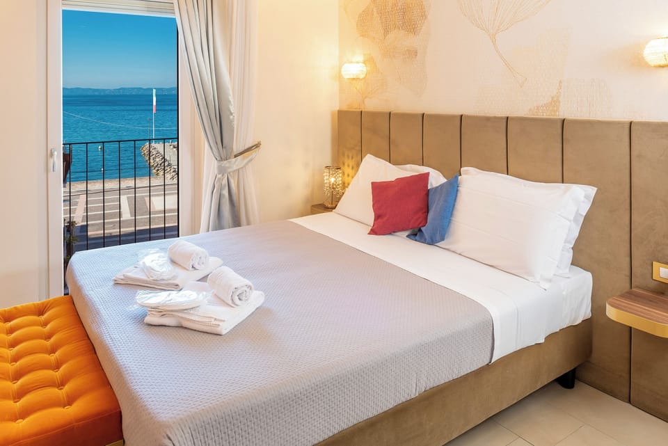 Junior Double Room | Hypo-allergenic bedding, minibar, in-room safe, individually furnished