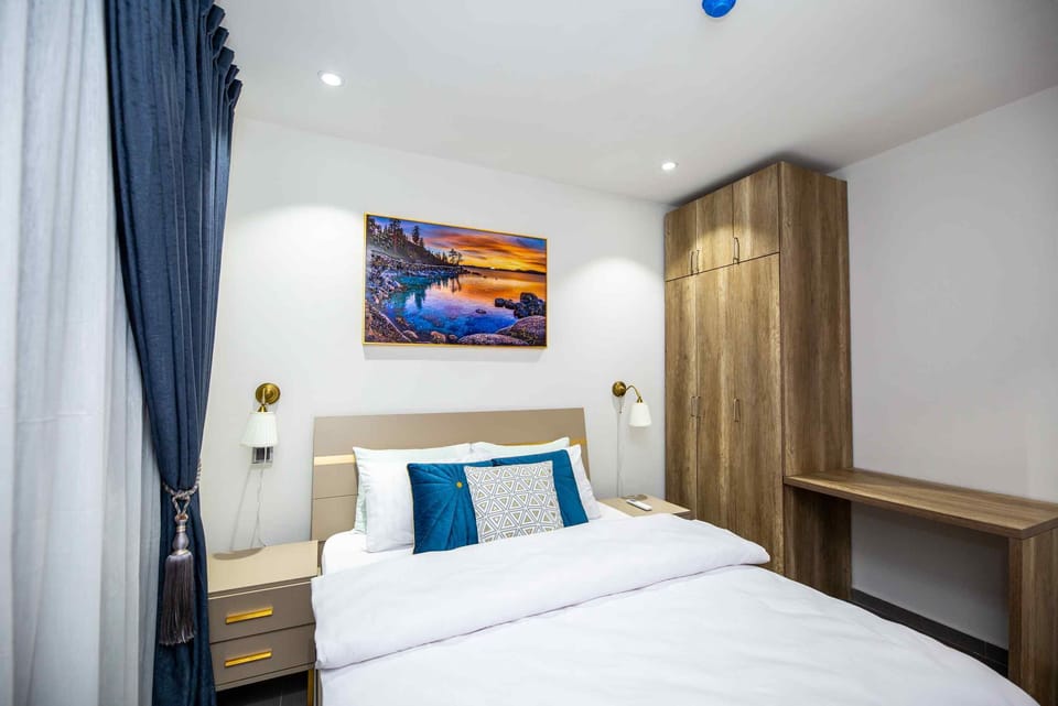 Egyptian cotton sheets, premium bedding, in-room safe, desk