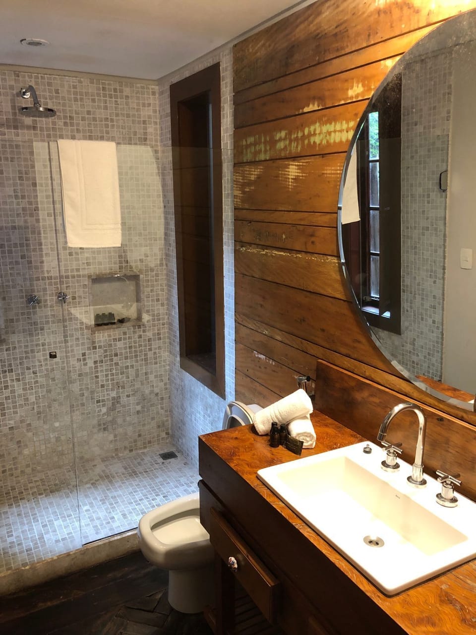 Comfort Triple Room, Pool View | Bathroom | Free toiletries, bathrobes