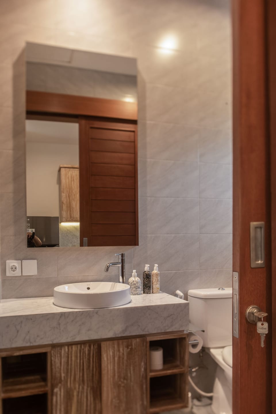 Junior Studio Suite, 1 Queen Bed | Bathroom | Shower, rainfall showerhead, free toiletries, hair dryer