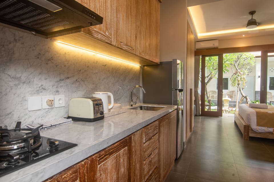Junior Studio Suite, 1 Queen Bed | Private kitchen | Dishwasher, coffee/tea maker, electric kettle, cookware/dishes/utensils