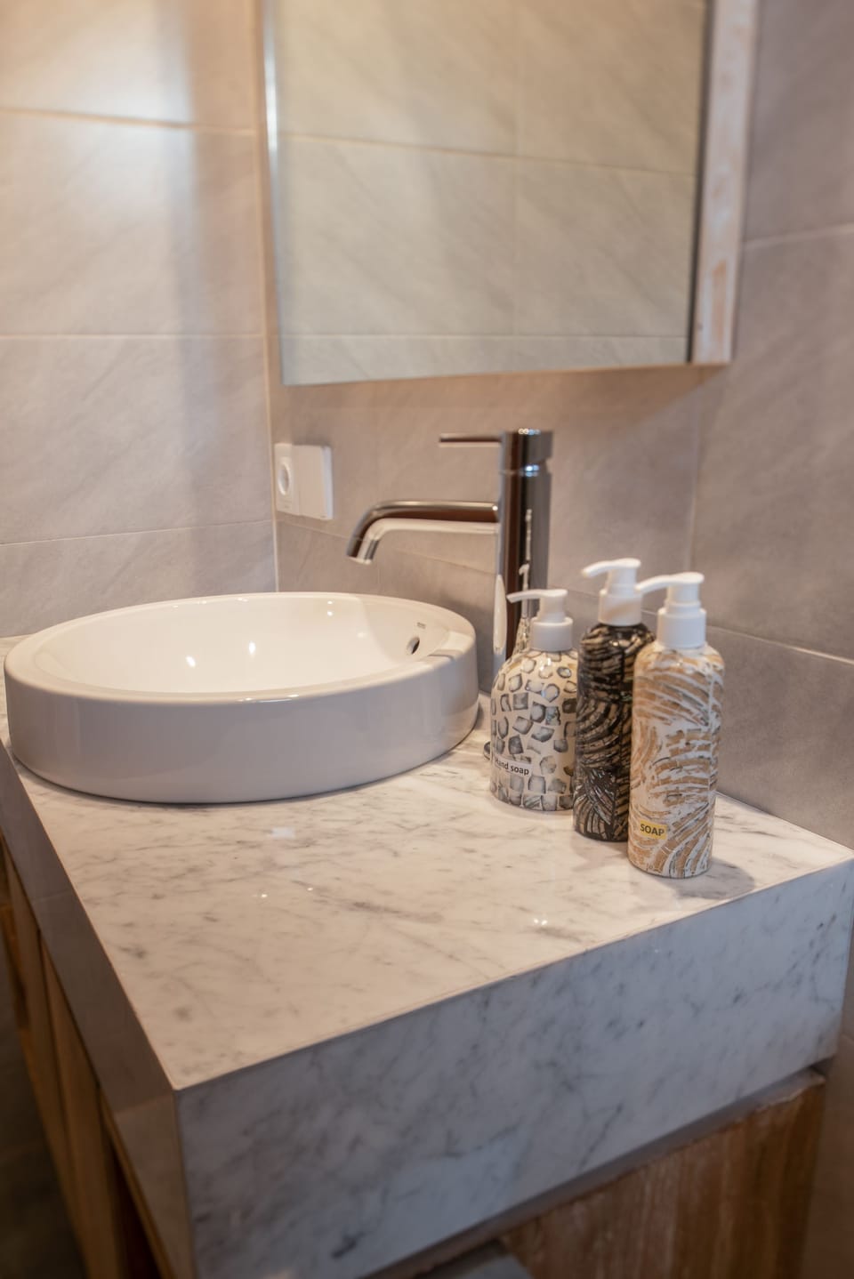 Junior Studio Suite, 1 Queen Bed | Bathroom | Shower, rainfall showerhead, free toiletries, hair dryer