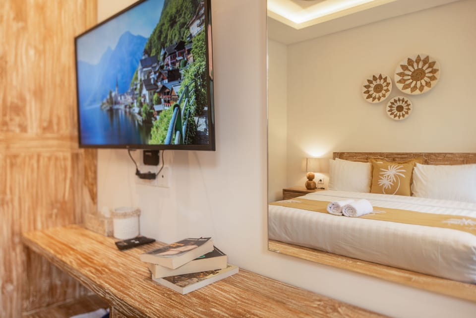Junior Studio Suite, 1 Queen Bed | Desk, laptop workspace, soundproofing, iron/ironing board
