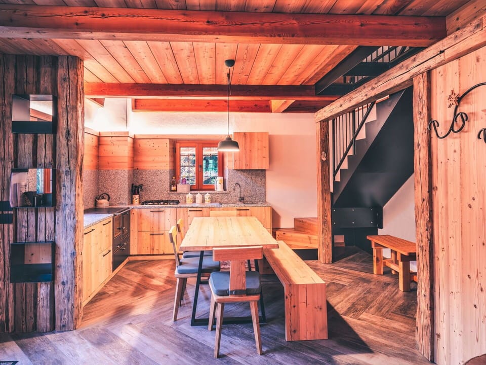 Sky, Plant, Building, Window, Tree, House, Residential Area, Real Estate, Facade