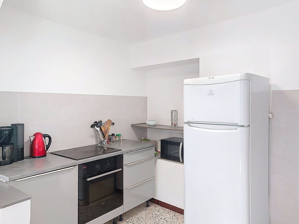 Kitchen Appliance, Kitchen, Major Appliance, Home Appliance, Countertop, Cabinetry, Flooring, Interior Design, Kitchen Stove, Floor