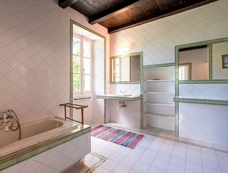 Window, Bathtub, Plumbing Fixture, Interior Design, Building, Bathroom, Floor, Flooring