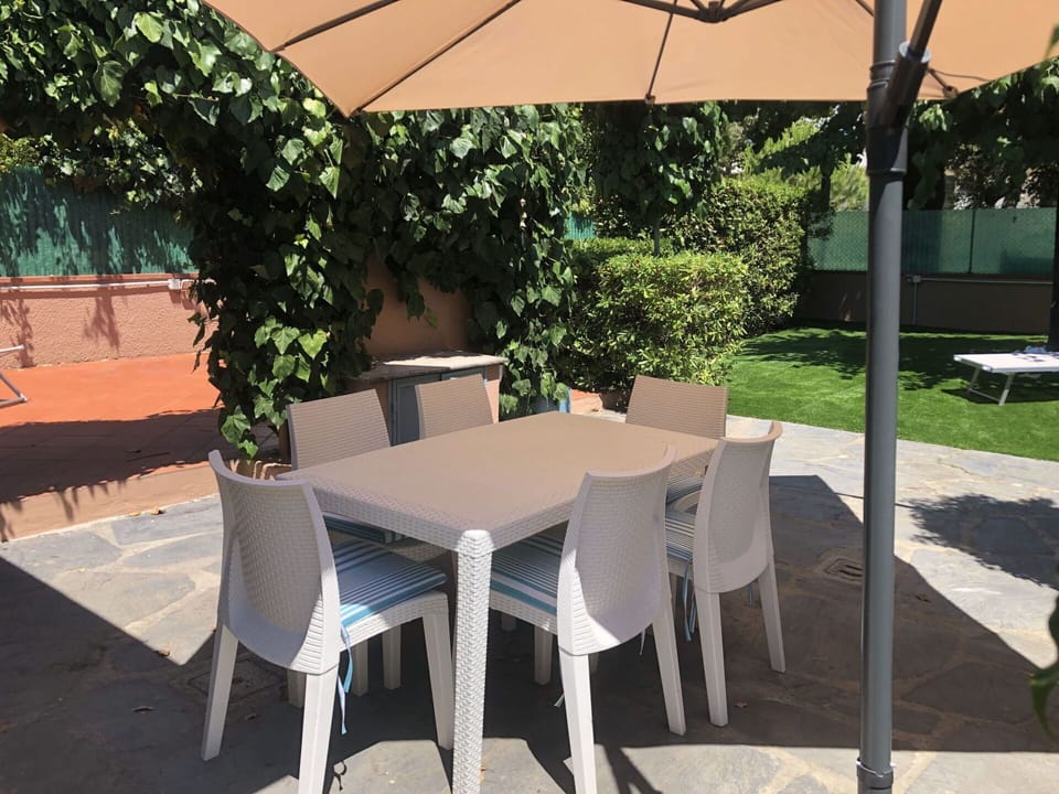 Plant, Table, Building, Outdoor Table, Shade, Outdoor Furniture, Chair, Interior Design, Tree, Landscape