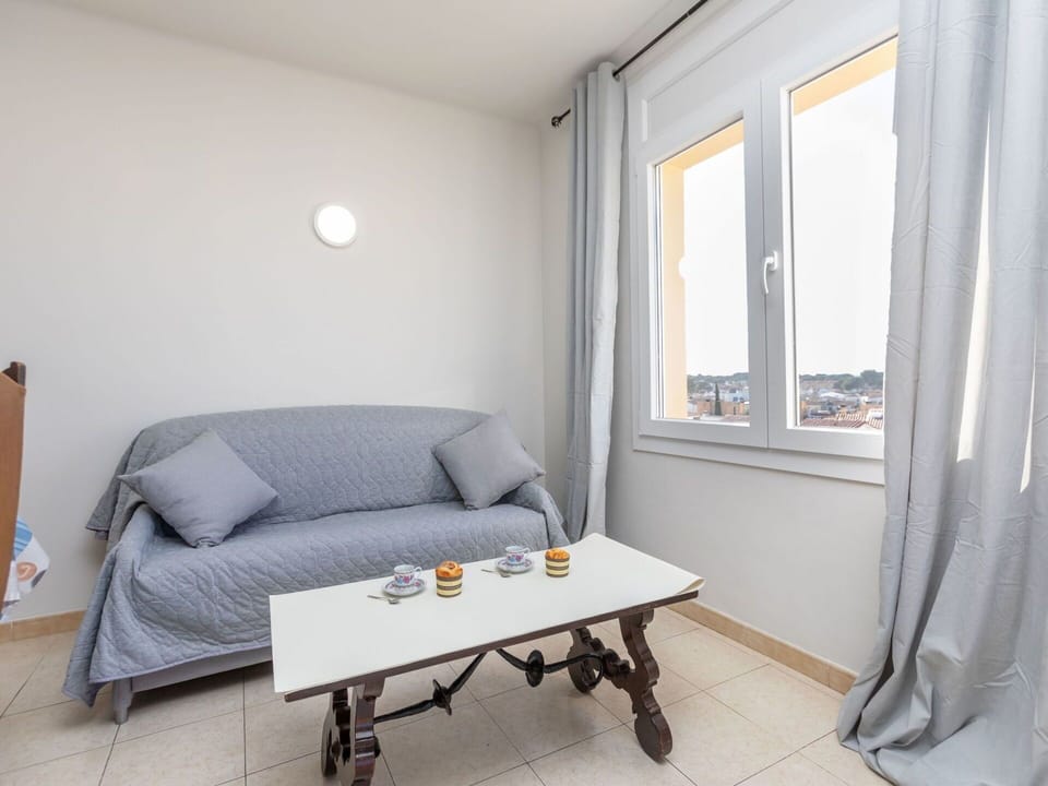 Property, Couch, Window, Table, Wood, Comfort, Interior Design, Lighting, Shade