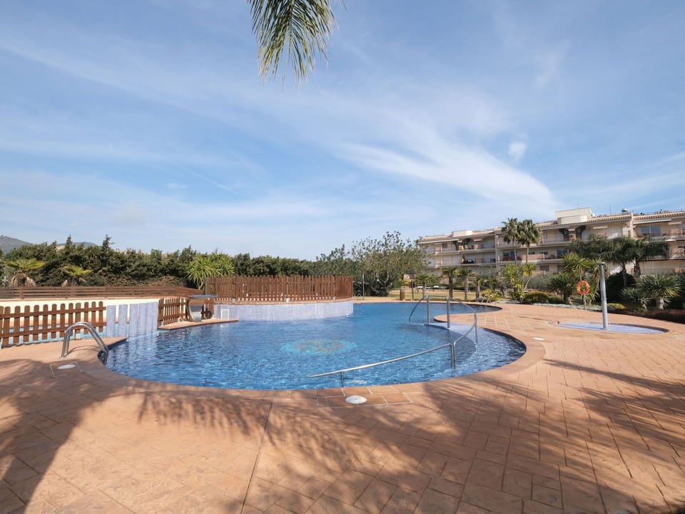 Water, Cloud, Sky, Plant, Building, Azure, Tree, Swimming Pool, House, Leisure