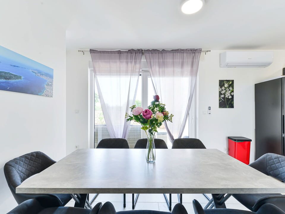 Table, Furniture, Plant, Property, Flower, Building, Chair, Interior Design, Window, Curtain