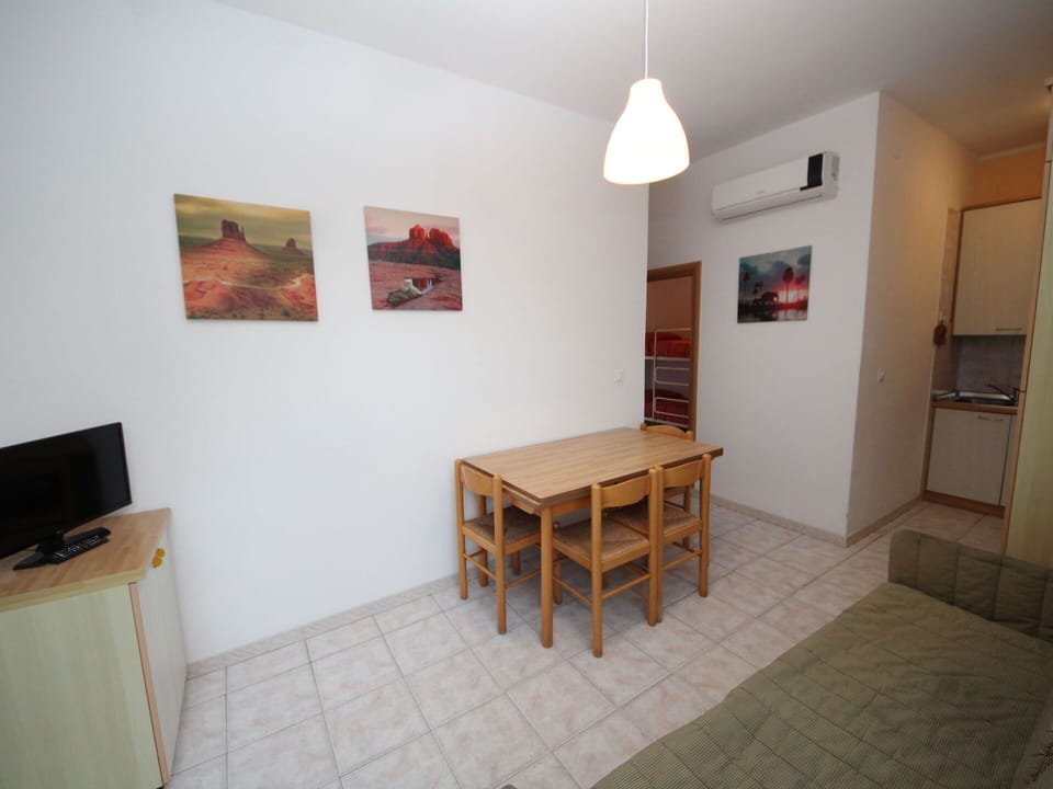 Table, Furniture, Building, Wood, Interior Design, Architecture, Floor, Flooring, Wall, Hardwood
