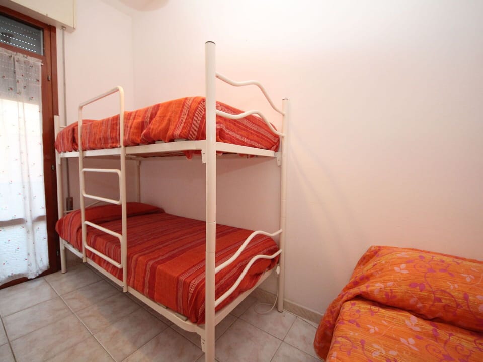 Bunk Bed, Furniture, Bed Frame, Comfort, Wood, Bed, Dormitory, Floor, Hostel