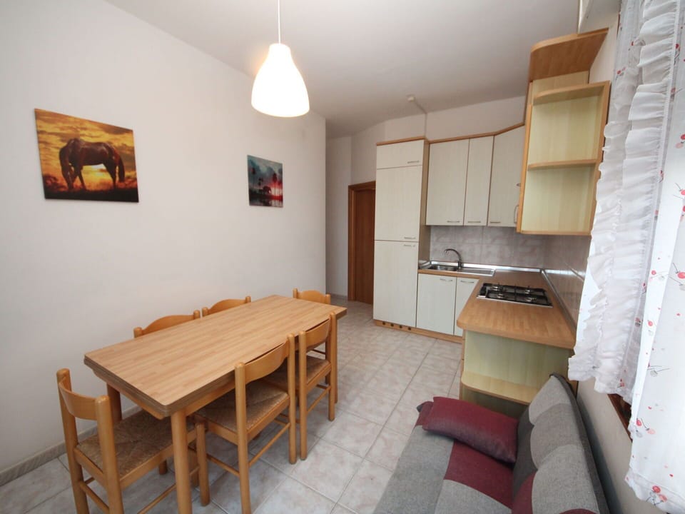 Table, Furniture, Property, Wood, Interior Design, House, Floor, Flooring, Wall, Building