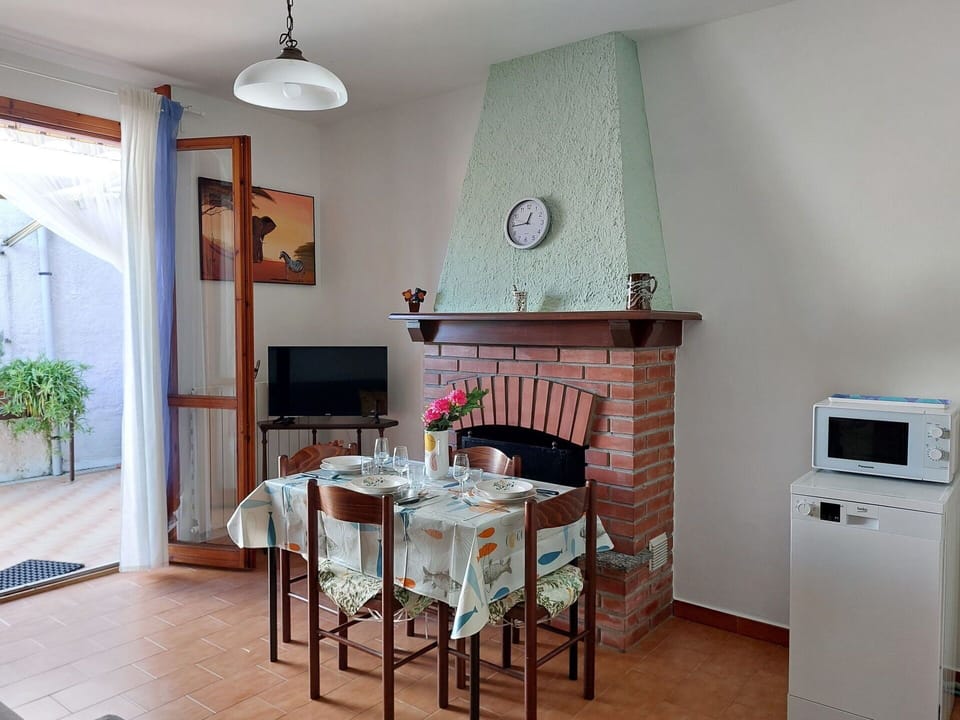 Table, Furniture, Plant, Building, Cabinetry, Houseplant, Wood, Chair, Interior Design, House