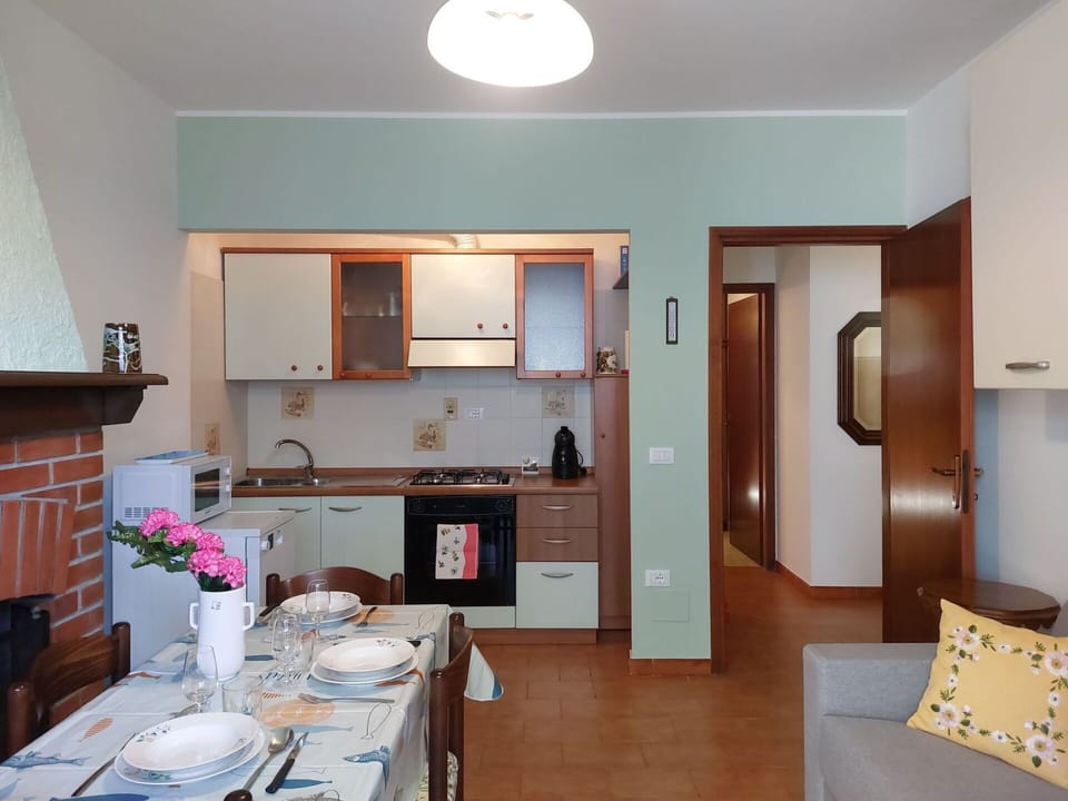 Furniture, Property, Cabinetry, Table, Countertop, Building, Wood, Interior Design, House, Flooring