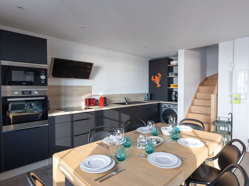 Water, Sky, Boat, Daytime, Building, Cloud, Watercraft, Azure, Vehicle, Plant