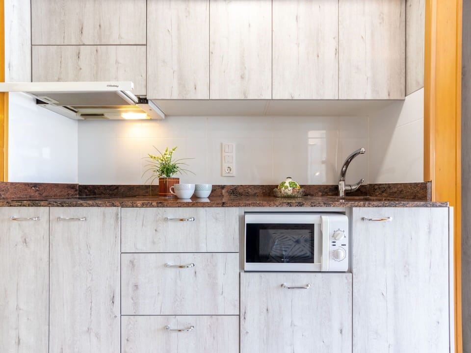 Cabinetry, Countertop, Tap, Kitchen Sink, Sink, Wood, Kitchen, Rectangle, Building, Interior Design