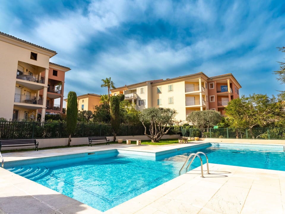 Water, Sky, Building, Plant, Property, Swimming Pool, Azure, Tree, Window, House