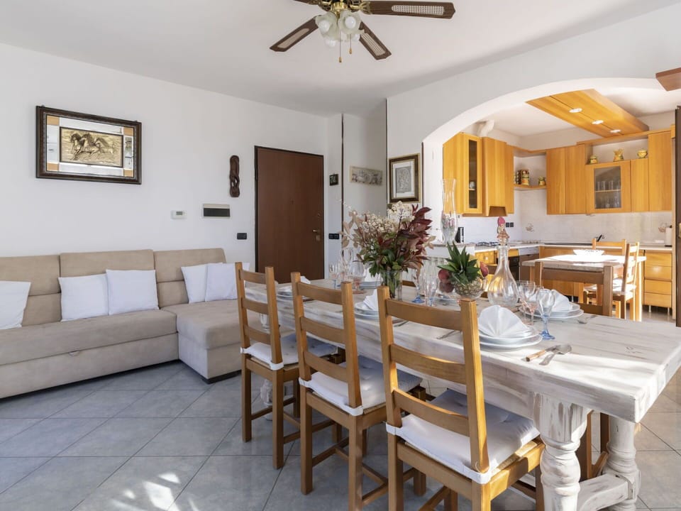 Property, Furniture, Comfort, Wood, Table, Television, Flooring, Interior Design, Floor, Architecture