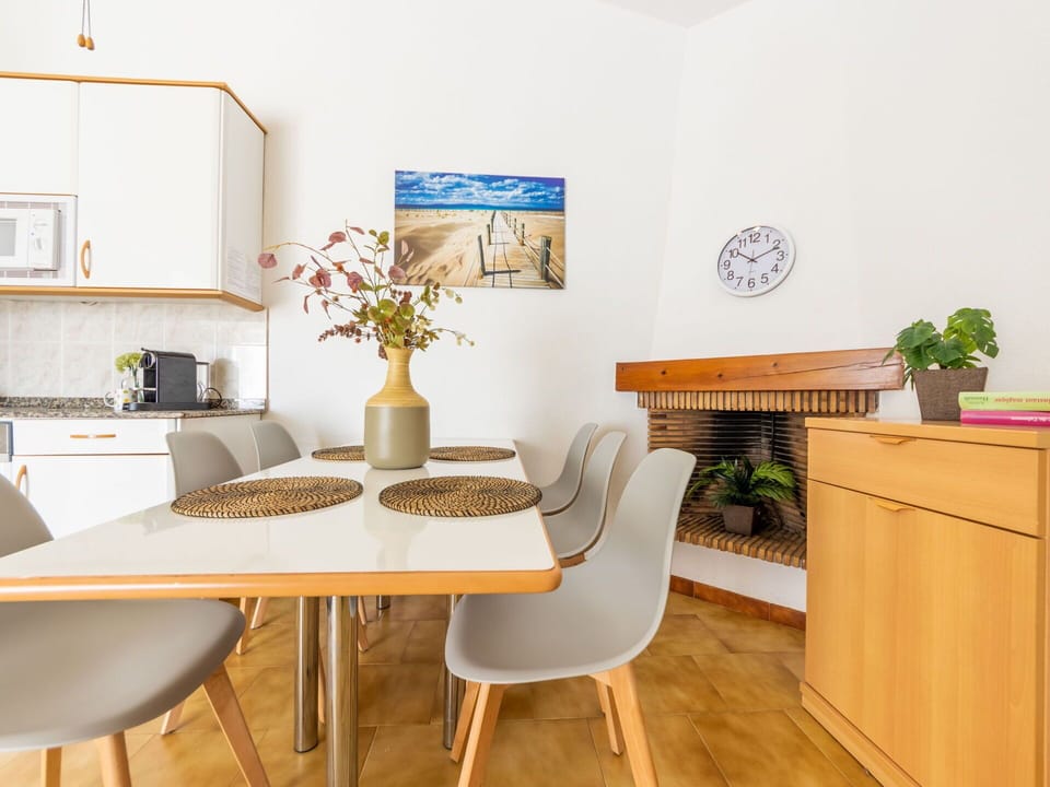 Table, Furniture, Plant, Property, Flowerpot, Houseplant, Wood, Building, Interior Design, Chair