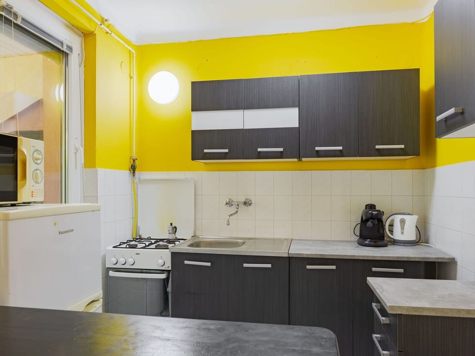 Major Appliance, Flooring, Kitchen, Kitchen Appliance, Floor, Countertop, Yellow, Interior Design, Sink, Ceiling