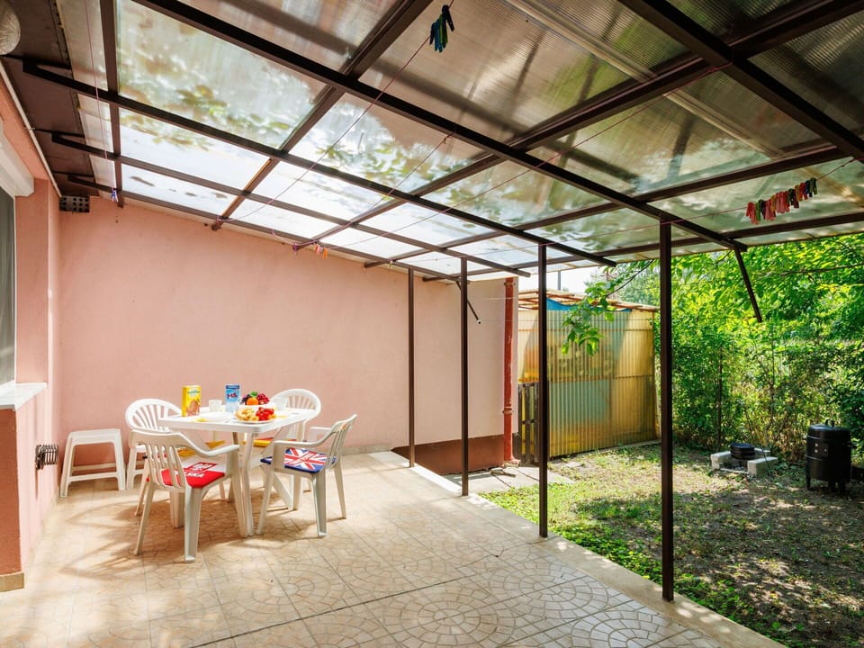 Floor, Shade, Garden, Ceiling, Backyard, Outdoor Structure, Glass, Daylighting, Yard, Chair