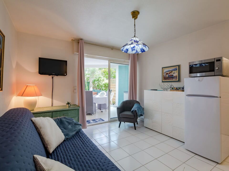 Property, Furniture, Comfort, Wood, Table, Television, Flooring, Interior Design, Floor, Architecture