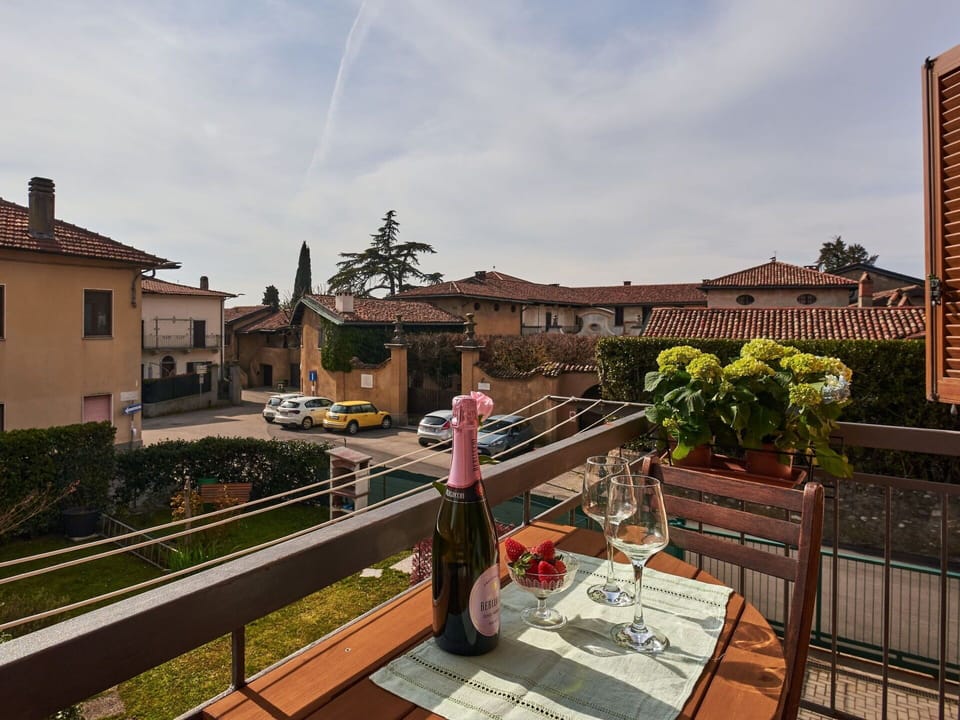 Property, Furniture, Comfort, Wood, Table, Television, Flooring, Interior Design, Floor, Architecture