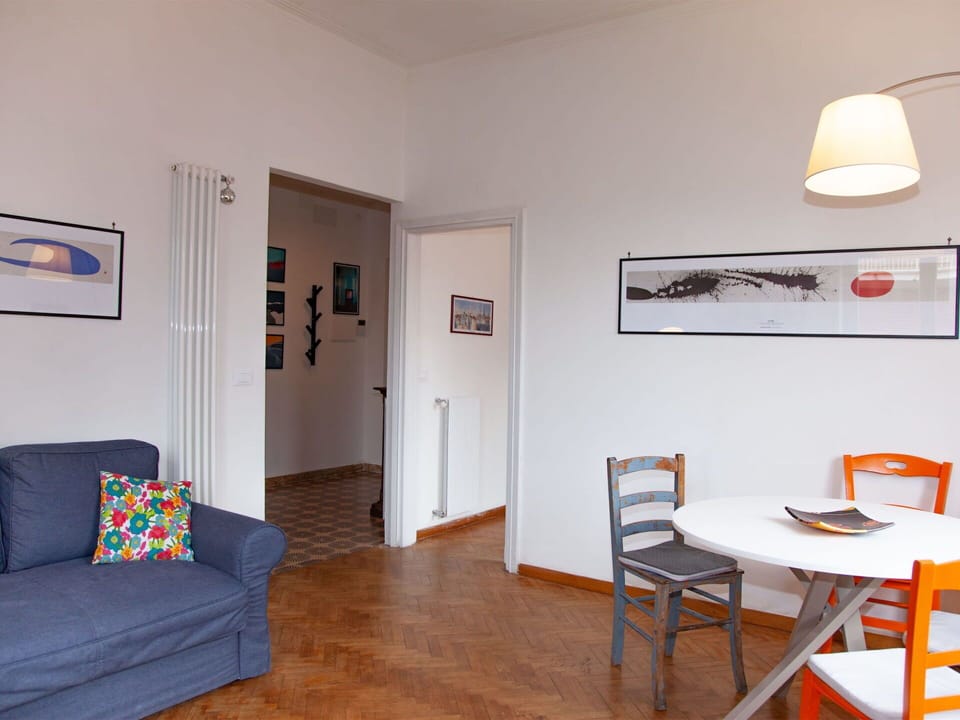 Property, Furniture, Wood, Couch, Table, Interior Design, Floor, Flooring, Picture Frame, Comfort