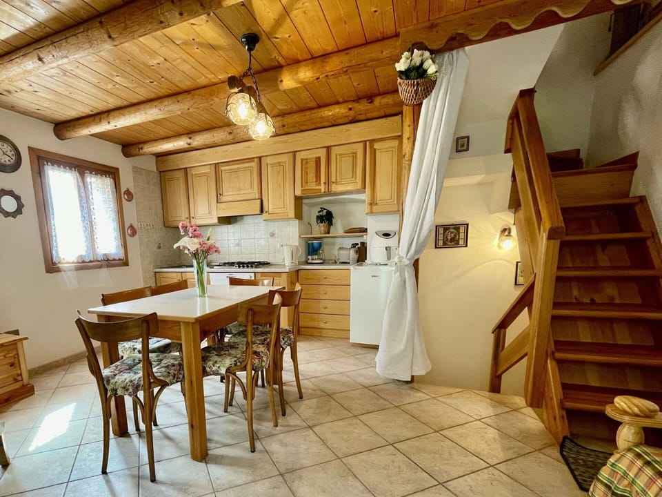 Plant, Table, Furniture, Property, Flowerpot, Building, Houseplant, Shade, Outdoor Furniture, Architecture