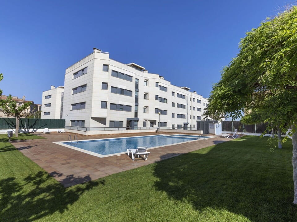 Building, Sky, Plant, Window, Water, Tree, Urban Design, Tower Block, Condominium, Residential Area