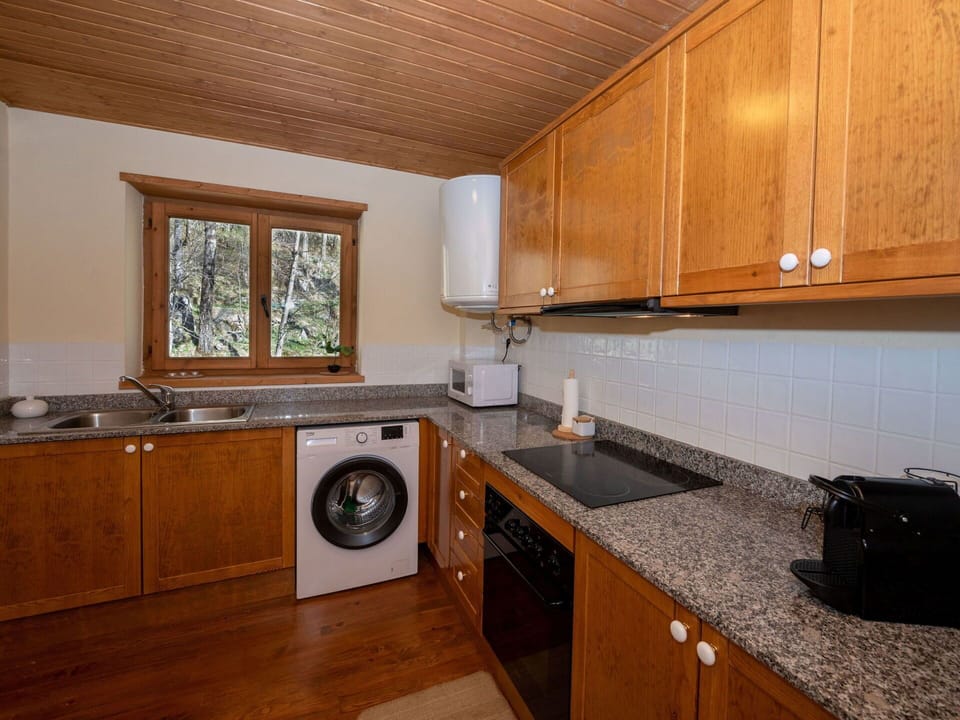 Brown, Cabinetry, Countertop, Property, Kitchen Sink, Sink, Wood, Kitchen, Tap, Kitchen Stove