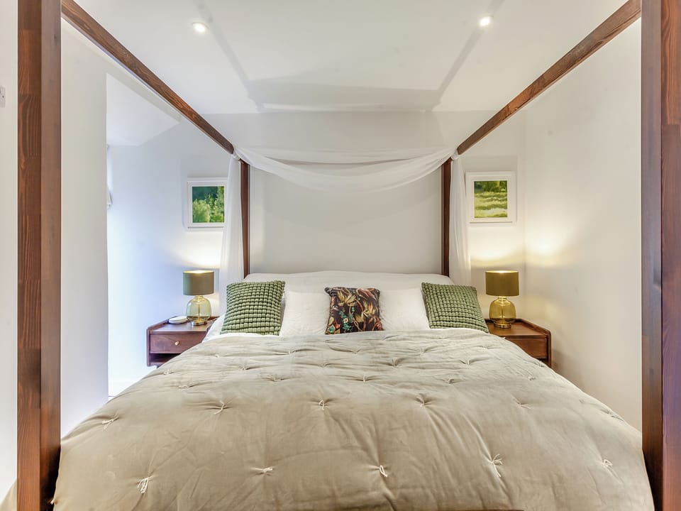 Super Kingsize bedroom | Midsummer Cottage Retreat, West Compton, near Shepton Mallet