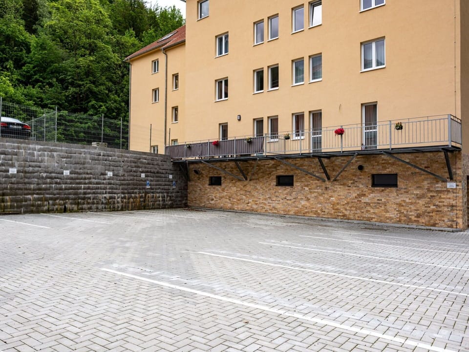 Window, Building, Road Surface, Tree, Asphalt, Urban Design, Brick, Wood, Flooring, Neighbourhood