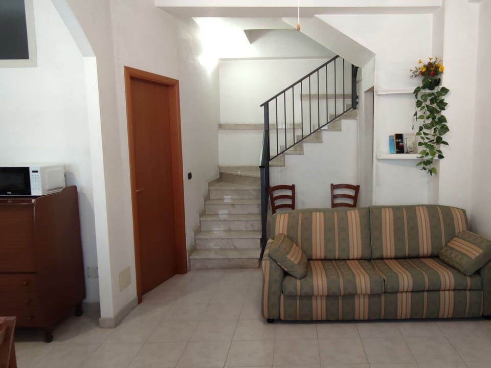 Plant, Property, Building, Natural Landscape, Tree, Land Lot, House, Cottage, Landscape, Residential Area