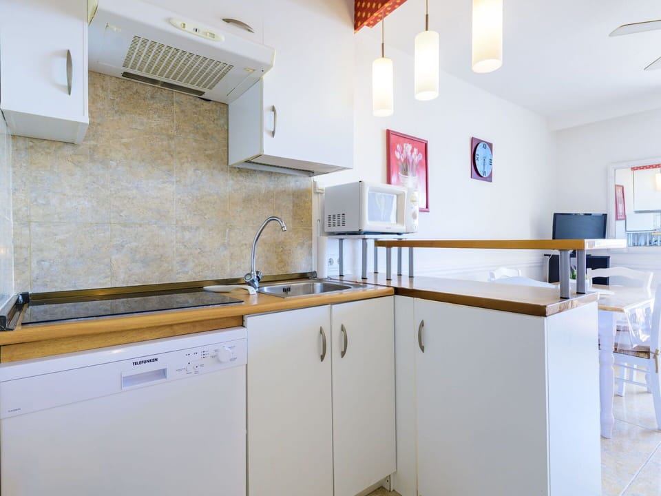 Cabinetry, Property, Kitchen Sink, Countertop, Sink, Kitchen, Tap, Wood, Kitchen Appliance, Interior Design