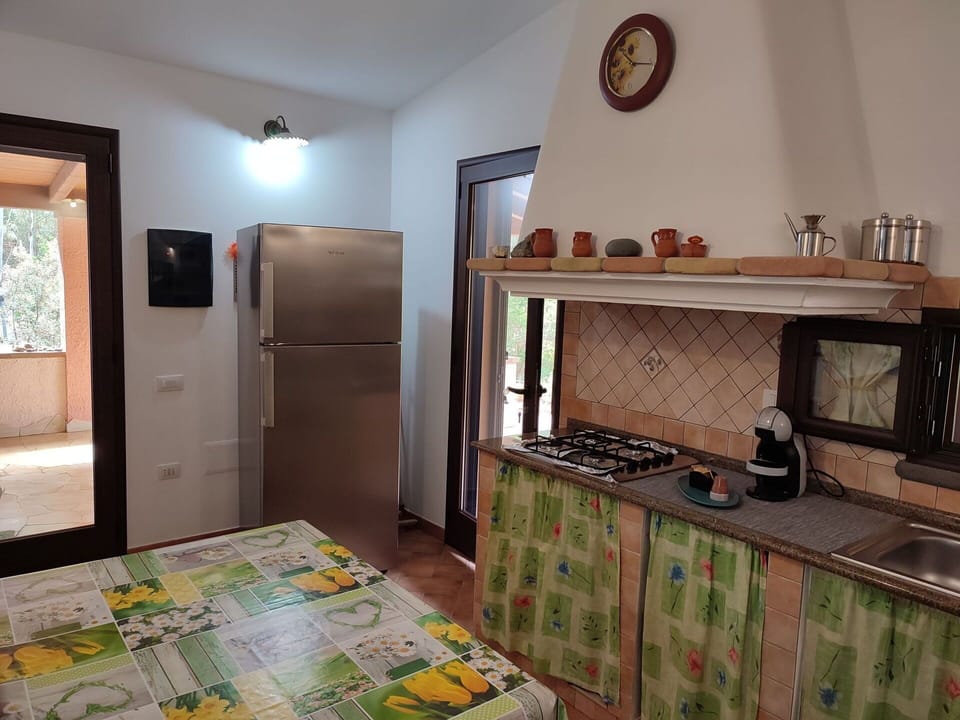 Property, Wood, Window, Interior Design, Picture Frame, Clock, Building, Cabinetry, Floor, Door