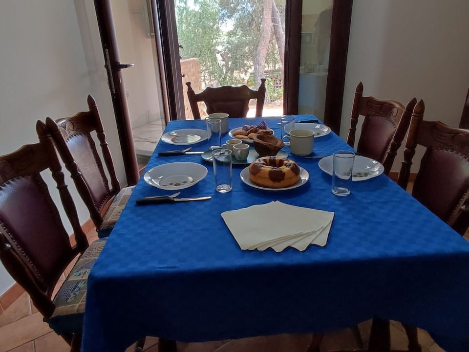 Table, Tableware, Furniture, Property, Chair, Plate, Tablecloth, Dishware, Textile, Interior Design