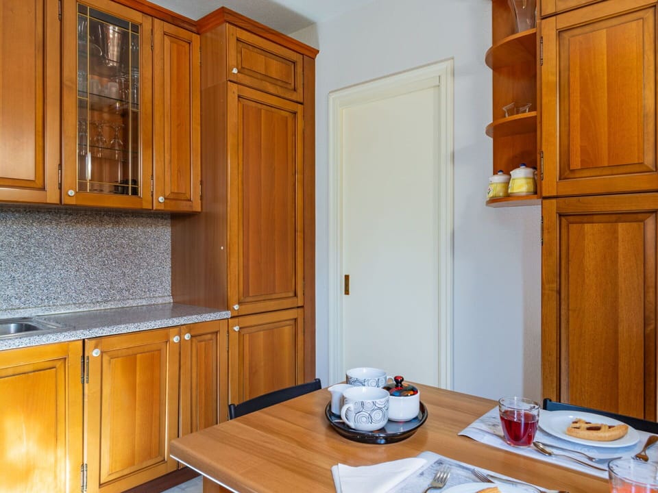 Cabinetry, Furniture, Table, Tableware, Food, Wood, Interior Design, Plate, Countertop, Wood Stain