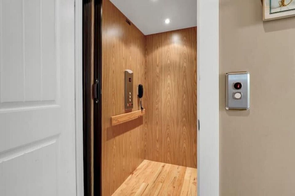 Elevator to move between ground floor and 3rd floor. Does not go to 4th floor.