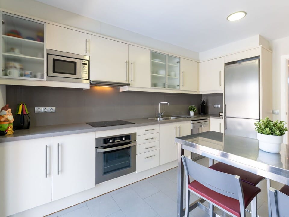 Cloud, Water, Sky, Building, Water Resources, Daytime, Blue, Azure, Boat, Tree