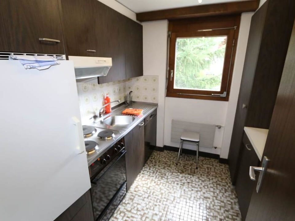 Property, Sink, Cabinetry, Interior Design, Countertop, Floor, Flooring, Wall, Building