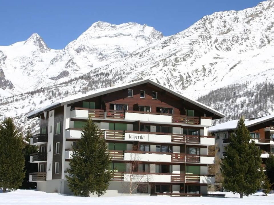 Building, Sky, Snow, Mountain, Property, Window, Slope, House, Tree, Landscape