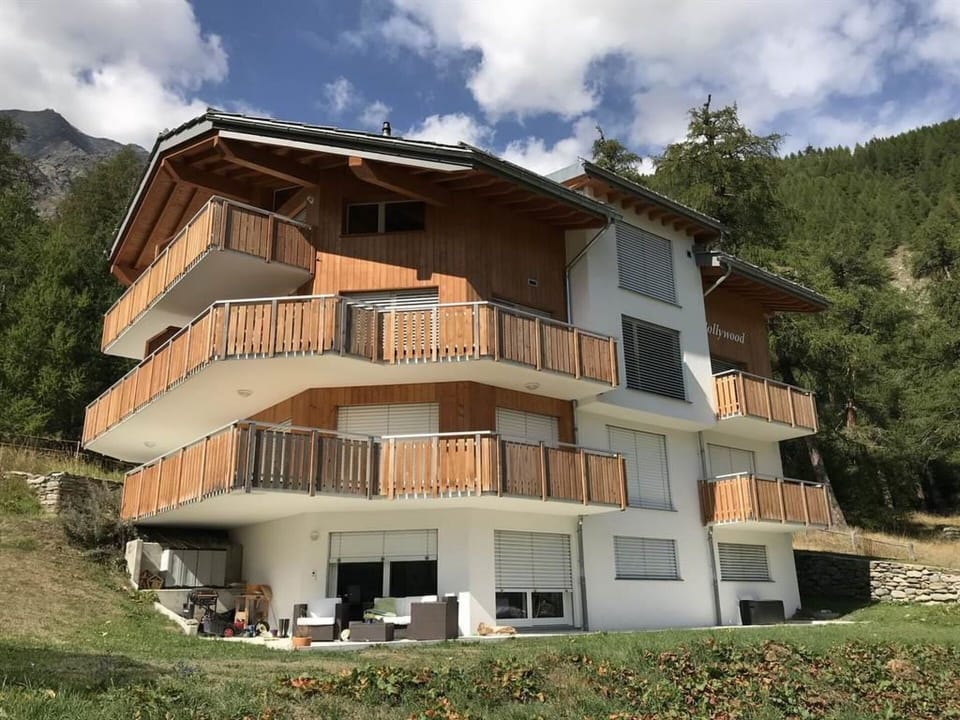 Cloud, Sky, Building, Plant, Window, House, Tree, Mountain, Residential Area, Wood