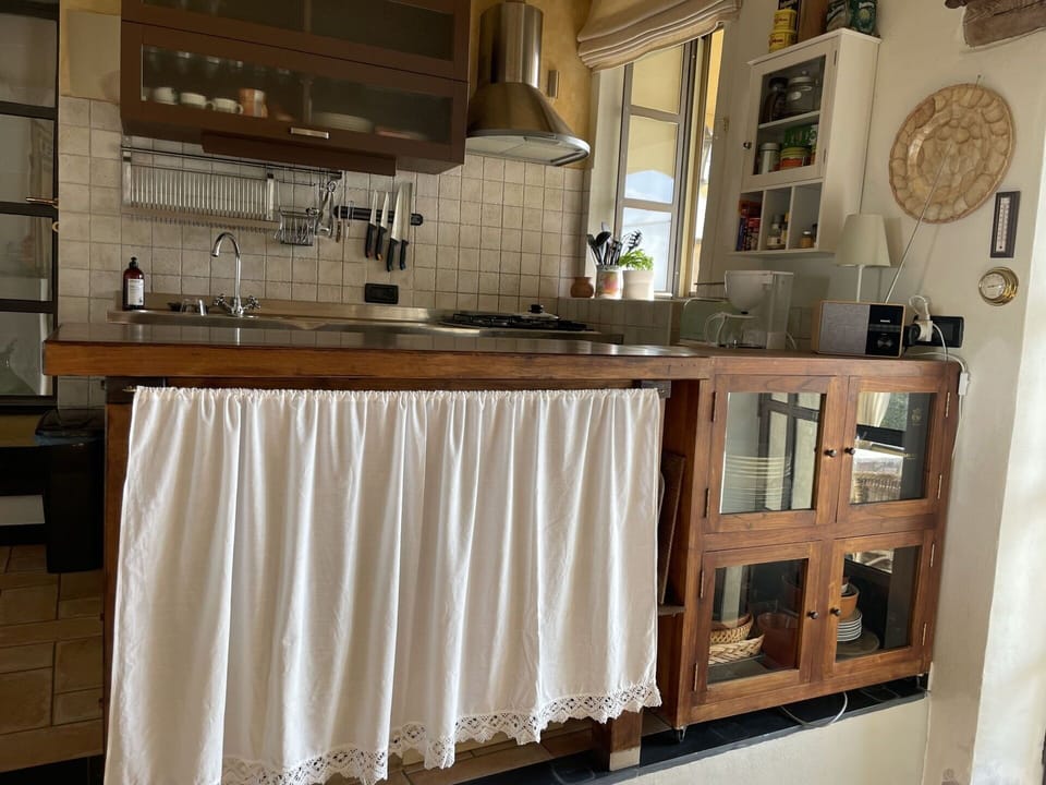 Cabinetry, Building, Shelf, Countertop, Wood, Shelving, Window, Interior Design, Floor, Flooring