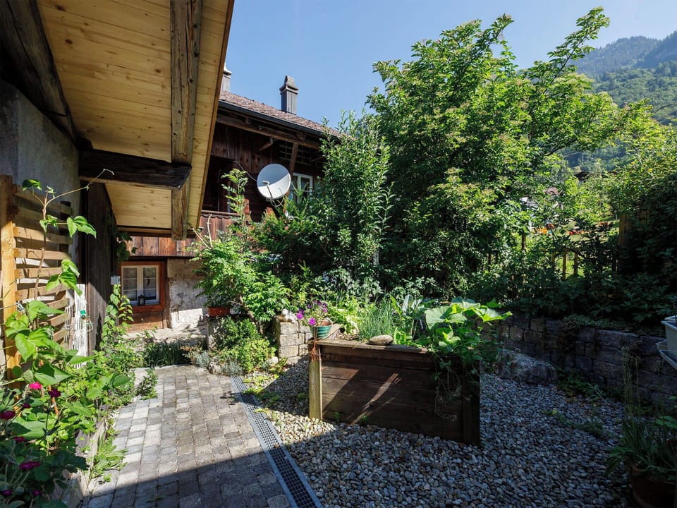 Shrub, Garden, Groundcover, Cottage, Spring, Flagstone, Backyard, Flowerpot, Landscaping
