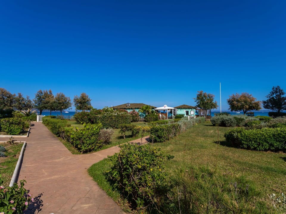 Water, Plant, Building, Daytime, Property, Swimming Pool, Window, Sky, Azure, Nature