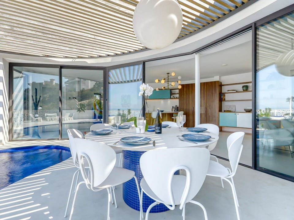 Water, Sky, Building, Property, Tableware, Window, Seaside Resort, Azure, Table, Architecture